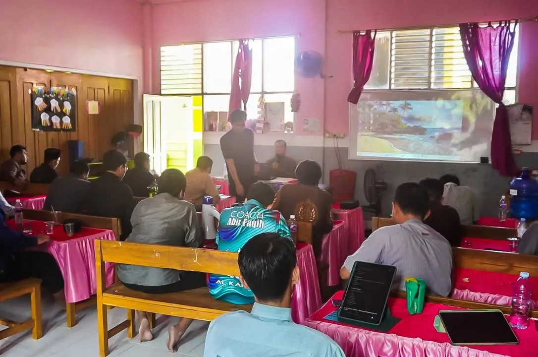 Para guru mengikuti kegiatan Tarbiyah Guru di gedung SD IT Wihdatul Ummah Kolaka.