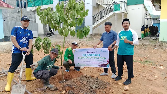 Siswa SMP IT Wihdatul Ummah mengikuti aksi menanam pohon