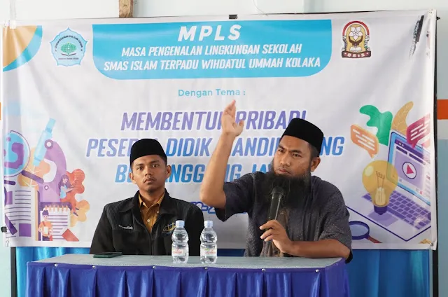 Siswa SMA IT mengikuti pembinaan saat kegiatan MPLS