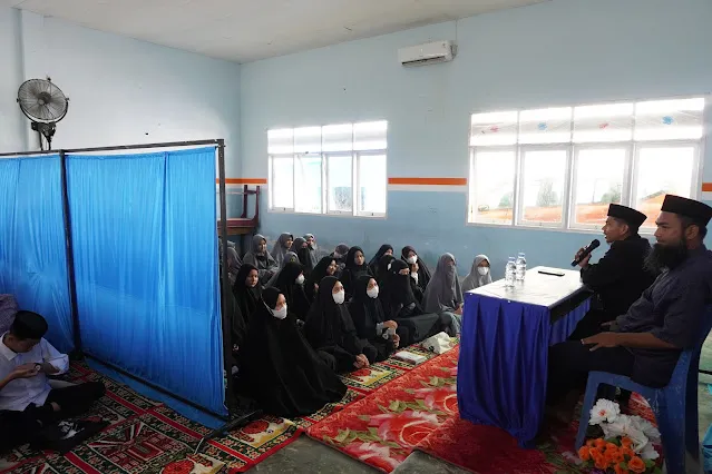 Siswa baru SMA IT mengikuti kegiatan pengenalan lingkungan sekolah