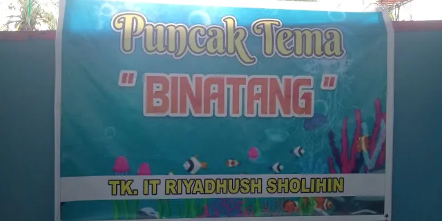 Siswa TK mengamati kegiatan budidaya ikan