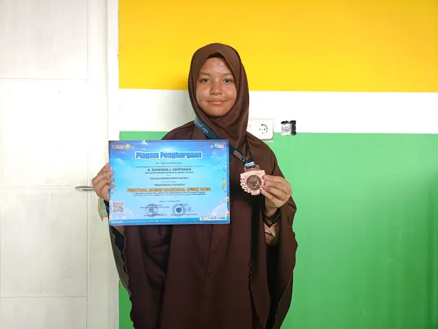 Siswa SMP IT Wihdatul Ummah mengikuti kegiatan sekolah
